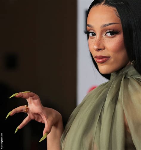 Doja Cat Flashes Her Nude Tits While Partying at Fashion Week in New York (15 Photos) Full archive of her photos and videos from ICLOUD LEAKS 2023 Here Doja Cat confidently flaunts her fashion-forward style in a sheer ensemble during a lively Fashion Week event in New York, revealing her nipples through the transparent top.